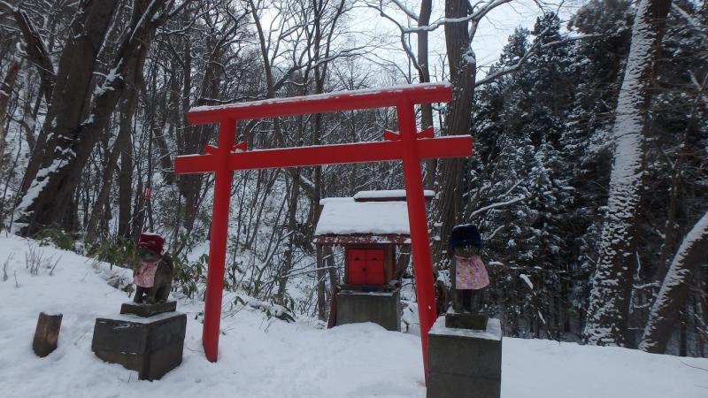 登山口の小さな社に手を合わせました